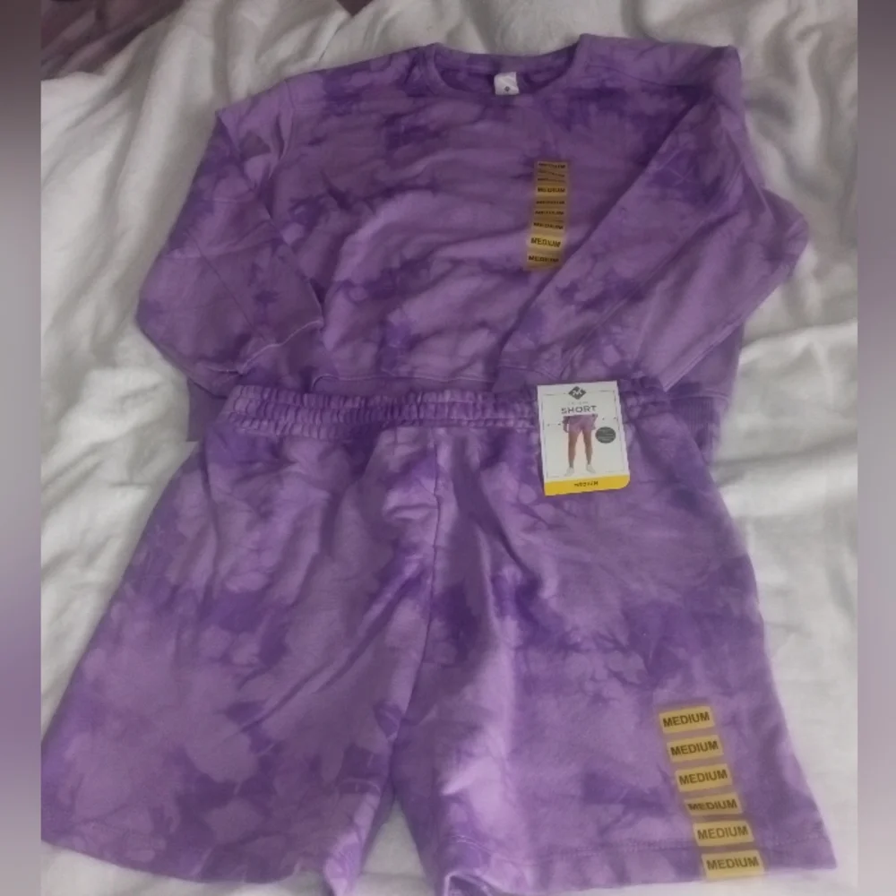 LADIES 2 PIECE LONG SLEEVE TOP WITH TIE DYE SHORTS ๐๐ without tags - Picture 1 of 1